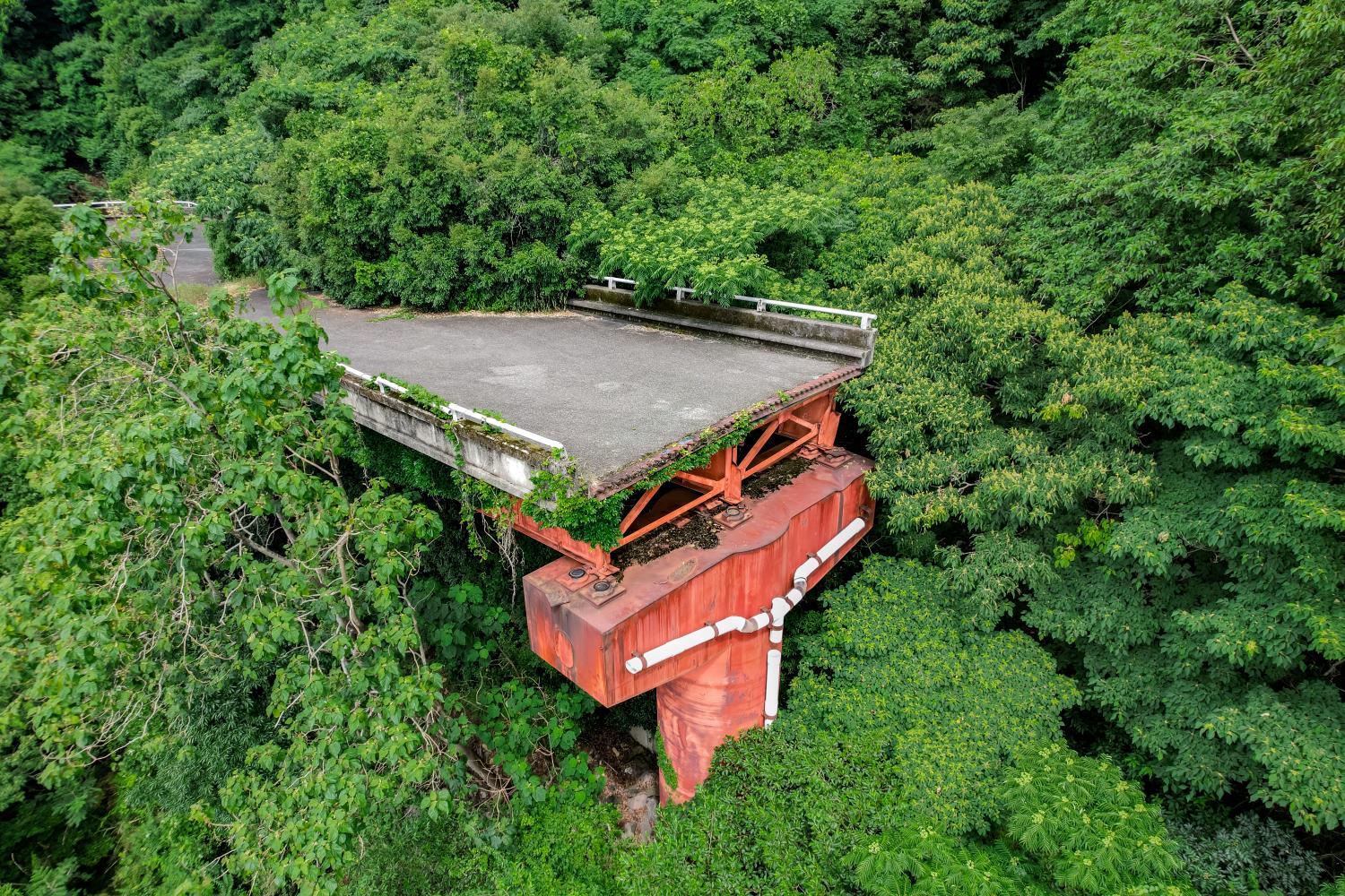 静岡】崩落したまま残る赤沢八幡野連絡橋を散策！│一人旅研究会