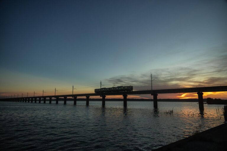 夕暮れの橋 天満橋 18:00 今日も夕日と桜が綺麗な天満橋です🌸 （夕日を追う