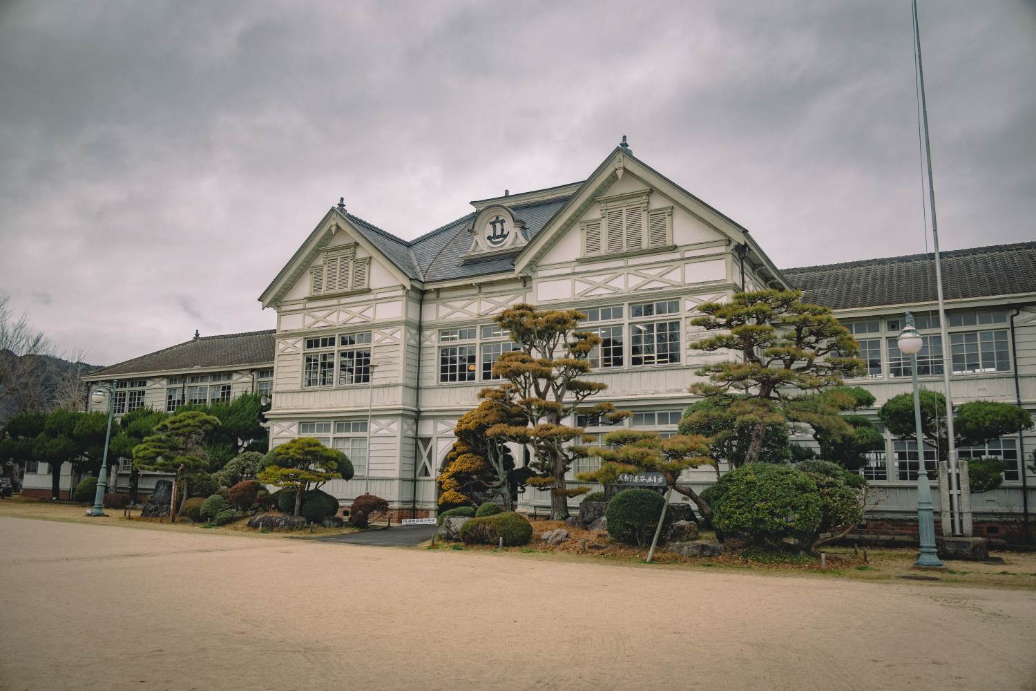 【岡山】重要指定文化財の木造校舎、旧遷喬尋常小学校を散策！│一人旅研究会