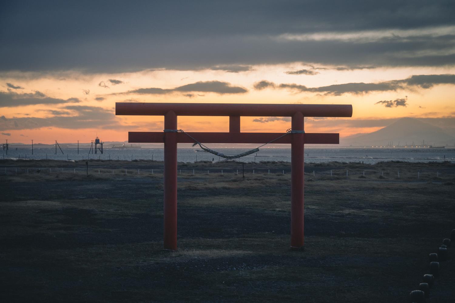 千葉】夕暮れの海中電柱、久津間海岸を散策！│一人旅研究会