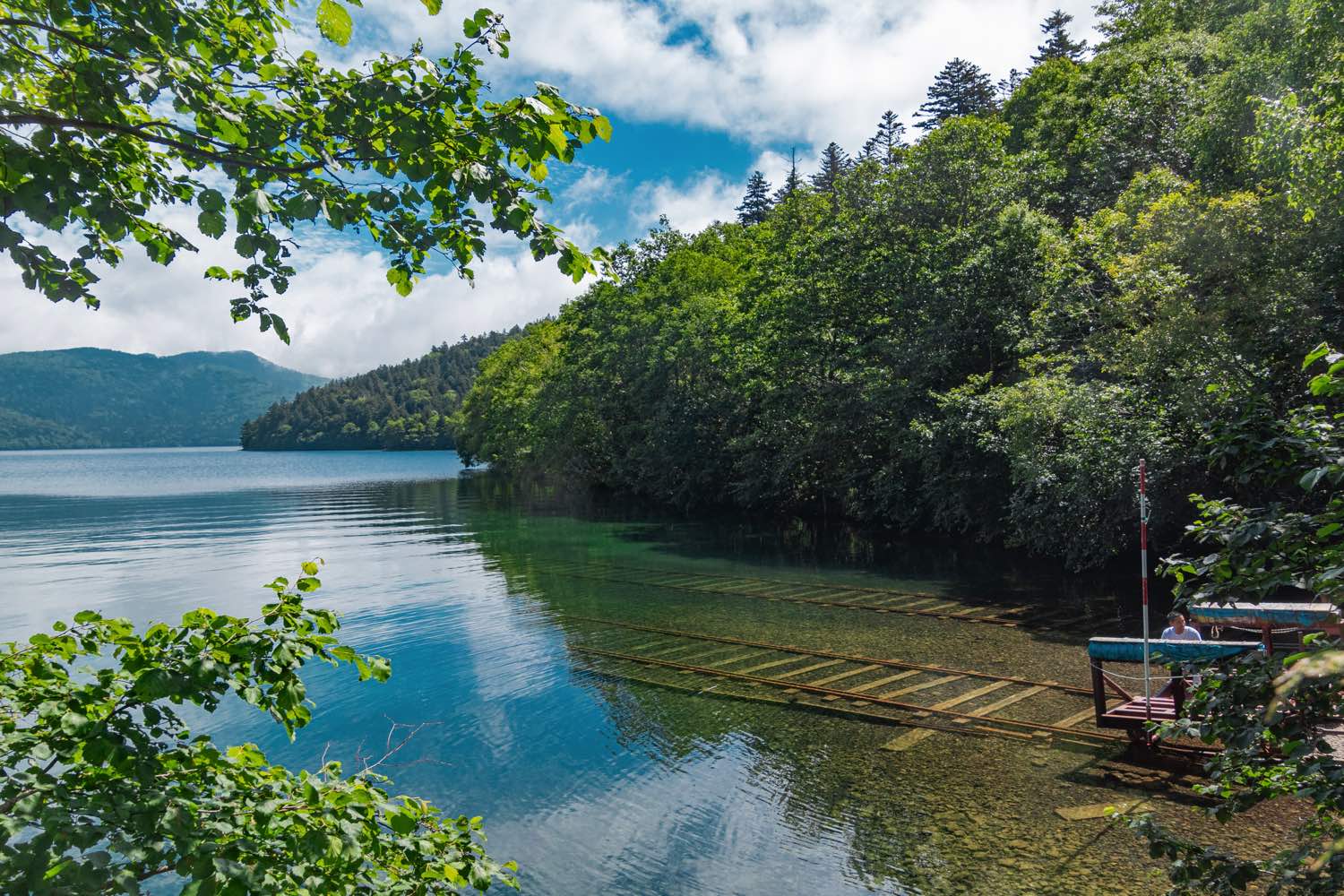【北海道】湖底線路と鳥居小島がある然別湖を散策!│一人旅研究会