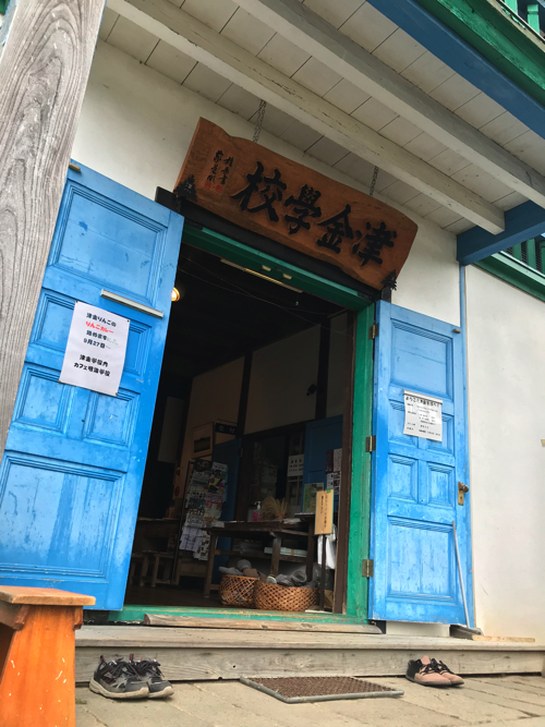 山梨】木造校舎が美しい津金学校を散歩！│一人旅研究会