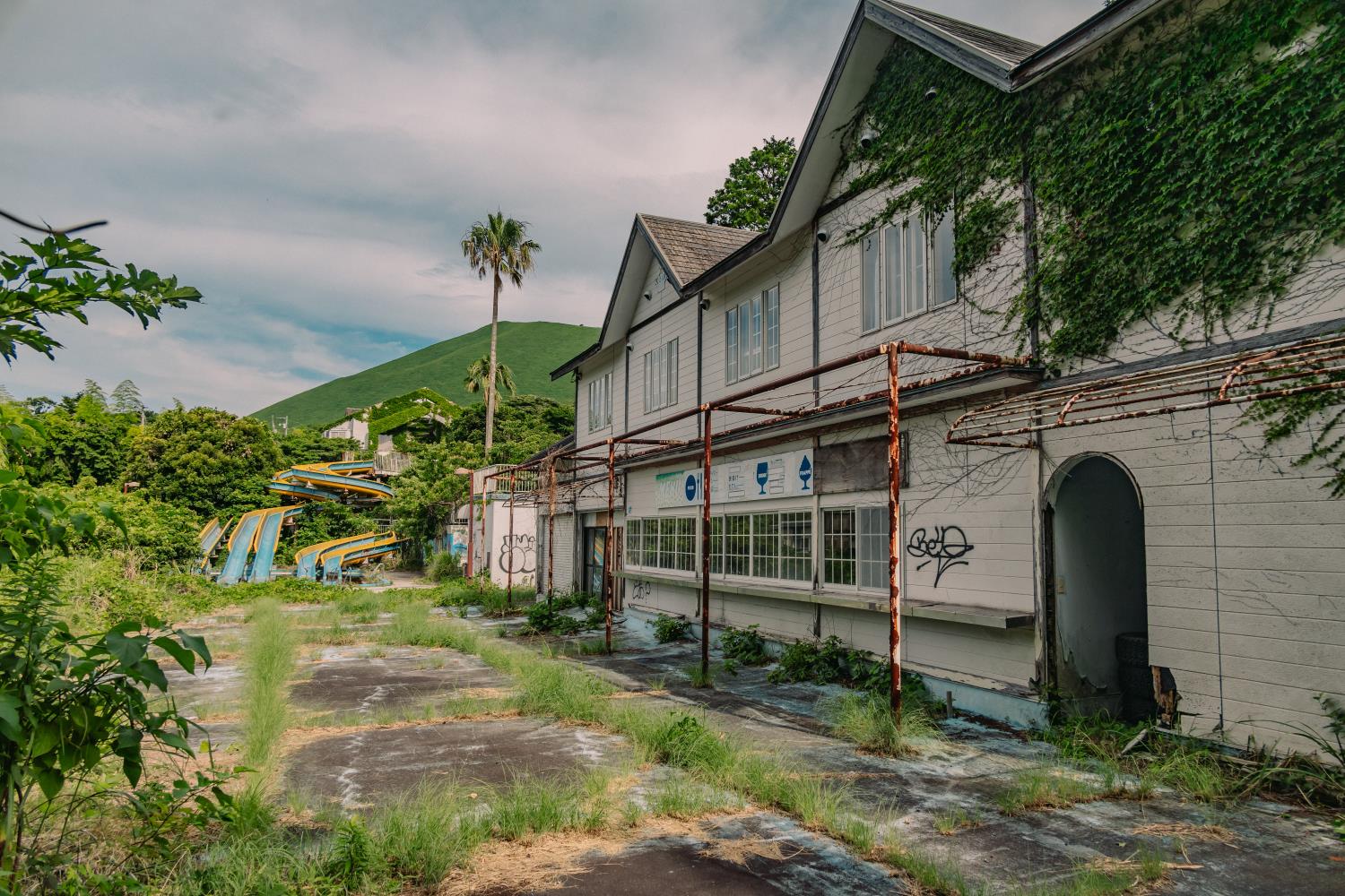 静岡】伊東市八幡野の廃プール、伊豆Weウィランド跡！│一人旅研究会