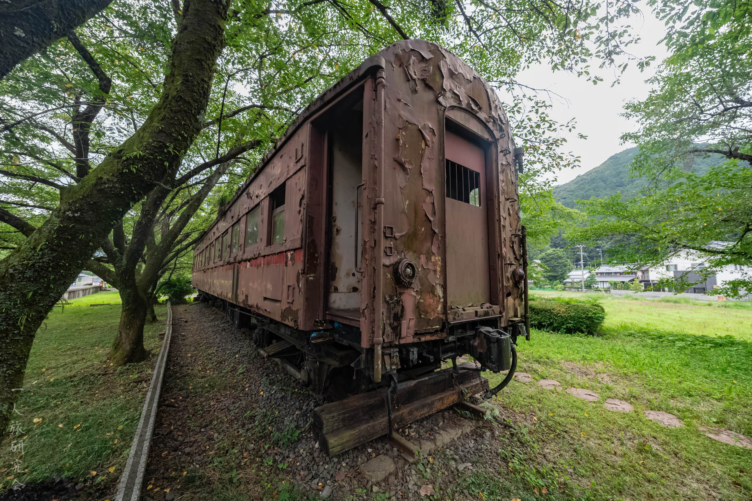岐阜】樽見鉄道の谷汲口駅付近に置かれた廃列車│一人旅研究会