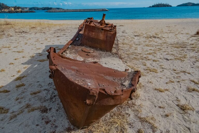 宮城】気仙沼大島の田中浜に残る廃船│一人旅研究会