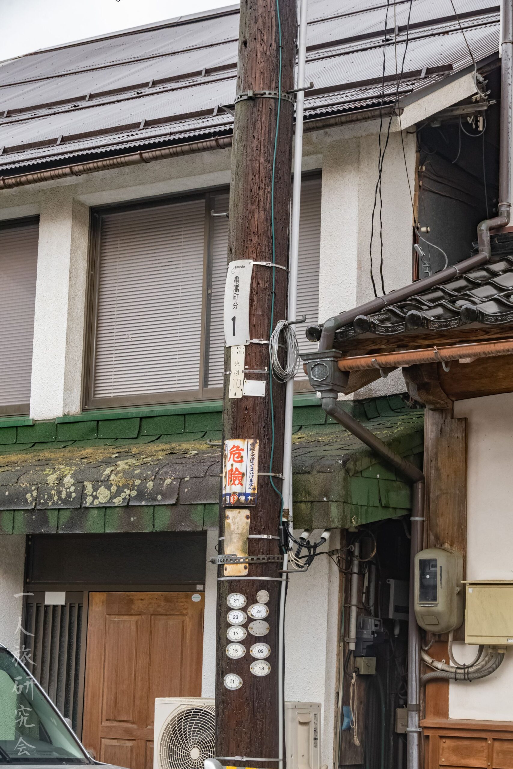 島根】出雲町亀嵩、旧字体の看板残る木製電柱！│一人旅研究会